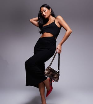 ASOS DESIGN Petite vågformad one shoulder midi-klänning med böjd utskärning i svart