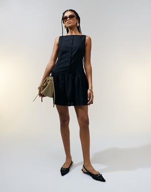 ASOS DESIGN klänning med snedhals, knäppning, sänkt midja och kort längd i svart