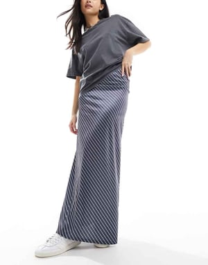 ASOS DESIGN satin twill maxikjol i randig mönster