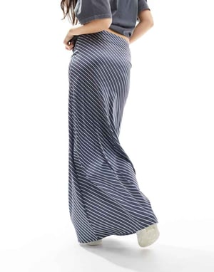 ASOS DESIGN satin twill maxikjol i randig mönster
