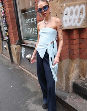 Labelrail x Daisy Birchall asymmetrisk slinky bandeau-top med rosett i isblå