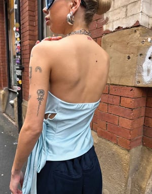 Labelrail x Daisy Birchall asymmetrisk slinky bandeau-top med rosett i isblå
