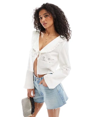 ASOS DESIGN blus med spetsinsats och knytkrage i elfenben