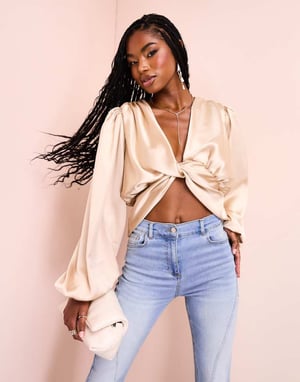 ASOS LUXE satin draperad twist front topp i ostron