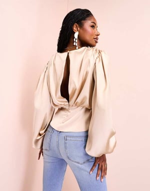ASOS LUXE satin draperad twist front topp i ostron