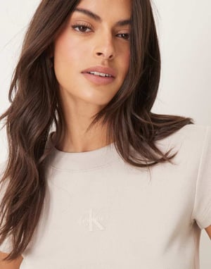 Calvin Klein Jeans monologo baby tee in stony grey
