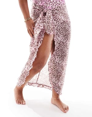 Vero Moda Curve sallagskjol med vågig kant i pastell-lila leopardmönster