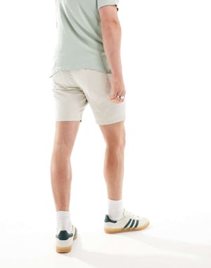 ASOS DESIGN 2-pack slim stretch chinoshorts i khaki och sten spara