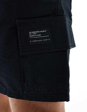 ASOS DESIGN slim cargo shorts med lappar i svart