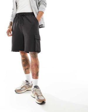 ASOS DESIGN slim fit utility shorts i svart