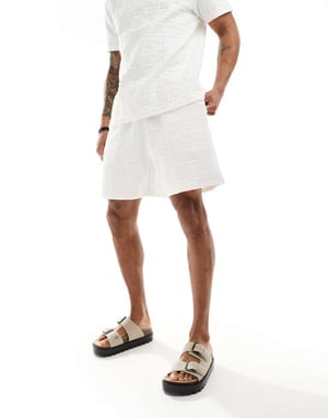 ASOS DESIGN oversized texturerade shorts i vitt