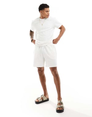ASOS DESIGN oversized texturerade shorts i vitt