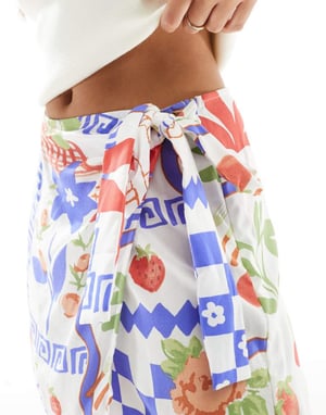 ASOS DESIGN Petite wrapdetalj skort i mosaikfruktsprint