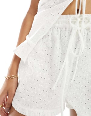 ASOS DESIGN broderi volang co-ord shorts i vitt