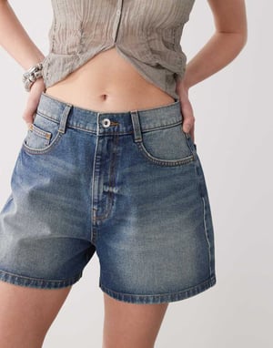 COLLUSION denim mom shorts in midwash