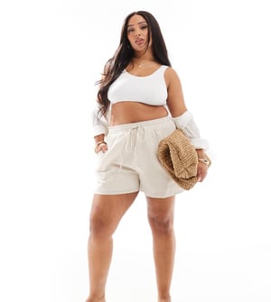 In The Style Plus x Georgia Louise dragsko-shorts i krämrandig