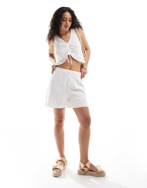 Pieces krinklad midjebandshorts-set i vitt