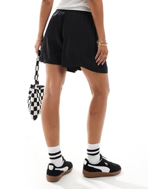 Noisy May högmidjade shorts i svart