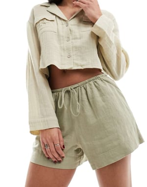 Cotton On avslappnad dragsko-shorts i khaki linne-look