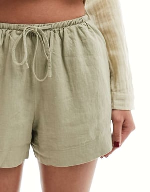 Cotton On avslappnad dragsko-shorts i khaki linne-look