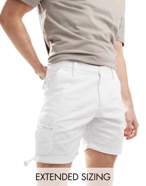 ASOS DESIGN slim mid-length cargoshorts i vitt
