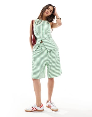 ASOS DESIGN långlinje högmidjad skräddarsydd shortsdress i grönrandig