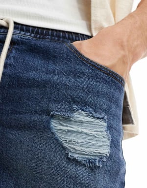 ASOS DESIGN kortare slim denimshorts med slitningar i mörk tvättblå