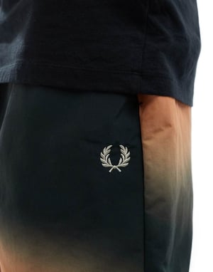 Fred Perry tryckt shorts i grönt