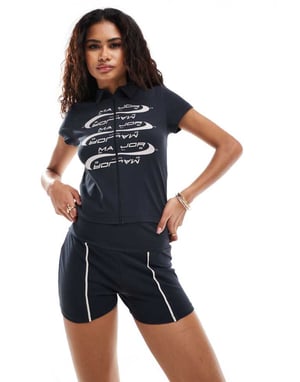 COLLUSION micro sportshorts i marinblått