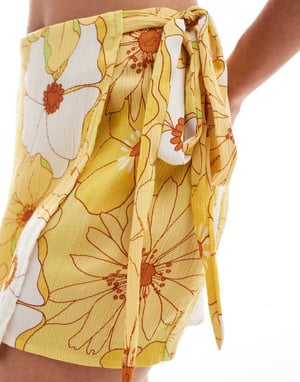 ASOS DESIGN Petite kjol med knytband i blommig guldfärgad mönster