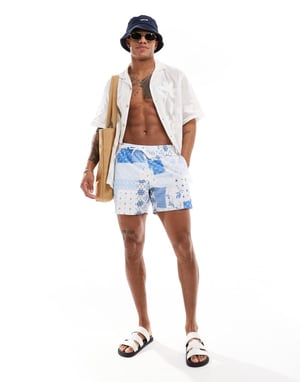Hollister lapptäckes paisley-mönstrade badshorts i blått