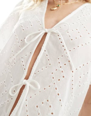 Bara blus med broderidetalj och knytning fram i vitt