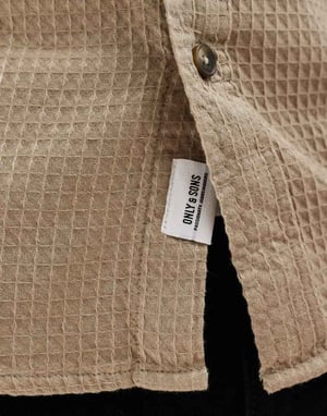 ONLY & SONS våffeltexturerad långärmad skjorta i ljusbrun