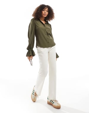 ASOS DESIGN volymärm skjorta med ruffle-muddar i khaki