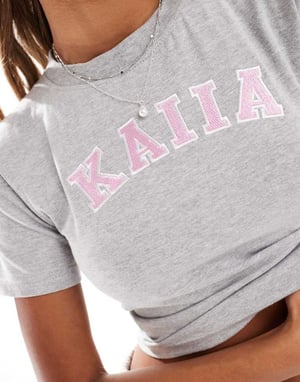 Kaiia broderad logotyp baby-t-shirt i ljusgrå