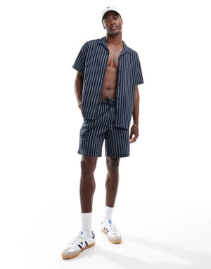 Jack & Jones koordinerad skjorta med revärkrage i seersucker med marinrand
