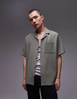 Topman kortärmad regular fit revere plisserad skjorta i khaki