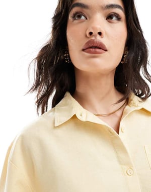 ASOS DESIGN kortärmad skjorta i tvättad smörmjölk med linne set