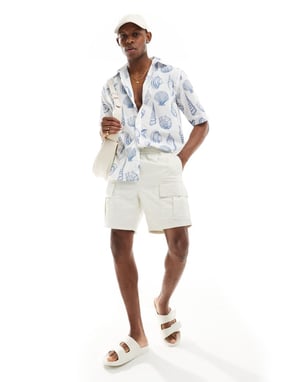 ONLY & SONS avslappnad passform skjorta med skaldjursprint i off-white