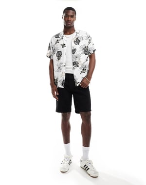 Jack & Jones skjorta med krage i vitt palmtryck