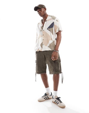 Jack & Jones skjorta med rever och geometriskt tryck i grått