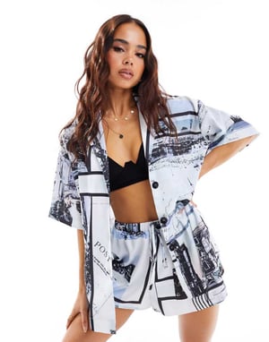 ASOS DESIGN satin revere co-ord skjorta i tidningstryck
