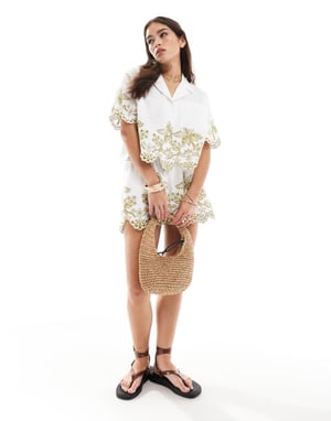 ASOS DESIGN croppad skjorta med palmtreebroderi i vit co-ord