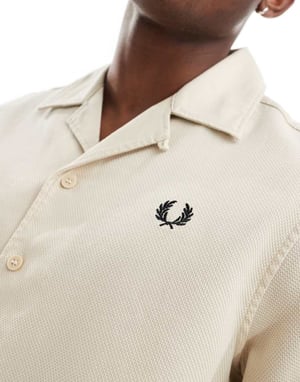 Fred Perry piké skjorta med krage i ecru