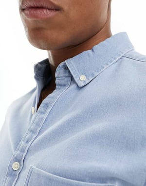 ASOS DESIGN slim rullärmad denimskjorta med knappad krage i ljusblåtvätt