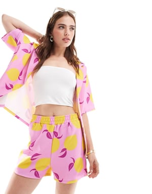 ASOS DESIGN lång linje kort set i rosa citrontryck