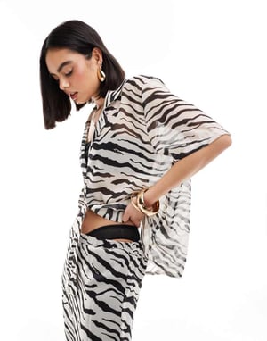 SNDYS genomskinlig kortärmad skjorta i zebra