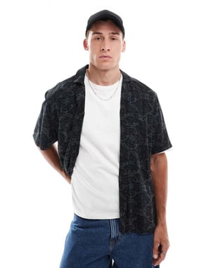 Hollister kortärmad skjorta med omvänd krage i texturerad rayon med medaljongmönster i svart
