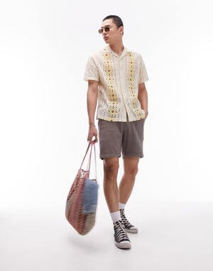 Topman kortärmad virkad blus med blomsterpanel i stenfärg