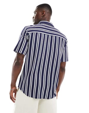 ASOS DESIGN texturerad regular shirt i marinrandig